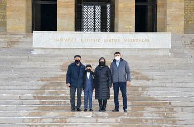 Şehit Olmadan Önce Sn. Bakanımız Hulusi Akar'a "Sözümü Tuttum" Mesajı Gönderen Azerbaycanlı Şehit Üsteğmen Valeh Memiyev'in Ailesi Anıtkabir'i Ziyaret Etti